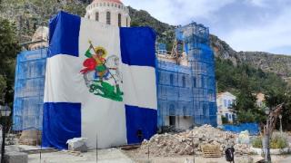 Μία τεράστια σημαία του Αγίου Γεωργίου, δώρο των Χειμερινών Κολυμβητών Ορεστιάδας, πλέον κυματίζει στο ακριτικό Καστελλόριζο!