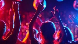 Νέα μέτρα: Τι αλλάζει από αύριο σε εστίαση, διασκέδαση και γήπεδα