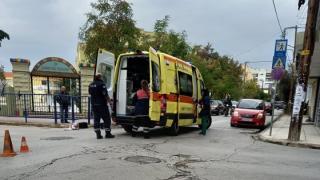 Τροχαίο ατύχημα με μηχανάκι και αυτοκίνητο μπροστά στο 1ο Δημοτικό Σχολείο Αλεξανδρούπολης (φωτο)