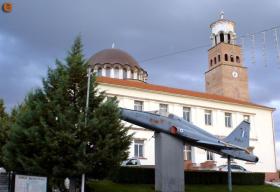 Şehir merkezinde savaş ucağı.