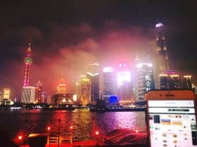 Τέτοια θέα πώς να μην την μοιραστούμε μαζί σας!» μας λένε δυο φίλοι που βρίσκονται στην Σανγκάη και συγκεκριμένα στην περιοχή Pudong!