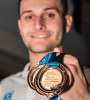 Θερμή υποδοχή Μιχαλεντζάκη - Καρυπίδη στο αεροδρόμιο - Αποθέωσαν το "χρυσό δελφίνι" στις Φέρες (video & photo)