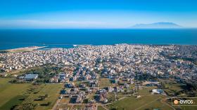 Η Αλεξανδρούπολη με φόντο το γαλάζιο και τη Σαμοθράκη