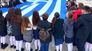 Μια τεράστια γαλανόλευκη ξεδιπλώθηκε από τους μαθητές την πλατεία του Φάρου! (video)