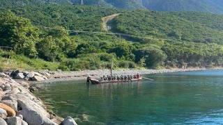 Στη Σαμοθράκη ο πρώτος σταθμός του εντυπωσιακού μονόξυλου σκάφους (video)