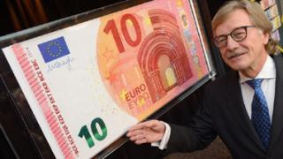 Παρουσιάστηκε το νέο χαρτονόμισμα των 10 ευρώ.