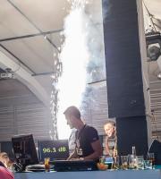 Άνω - κάτω το Reina summer club στο 'Big Band VIP' πάρτυ.