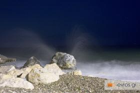 Και ένα και δύο πηδάω τα κύματα, αυτά τα κύματα σταματημό δεν έχουν!