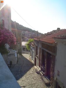 Στης Χώρας τα σοκάκια..