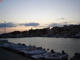 Στην μαρίνα στο λιμάνι, το σούρουπο.