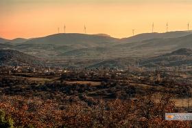 Κάπου πίσω από την Αισύμη, στις ανεμογεννήτριες.