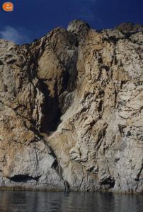 Καταράκτης στο Κρεμαστό που εκβάλει στη θάλασσα.