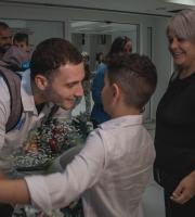 Θερμή υποδοχή Μιχαλεντζάκη - Καρυπίδη στο αεροδρόμιο - Αποθέωσαν το "χρυσό δελφίνι" στις Φέρες (video & photo)