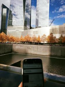 Με φόντο το Σημείο Μηδέν στη Νέα Υόρκη η φίλη Βασιλική μας έστειλε την αγάπη της μέσω της φωτογραφίας.  «Ground Zero» (Σημείο Μηδέν) ονομάζεται το σημείο που βρίσκονταν κάποτε οι Δίδυμοι Πύργοι.