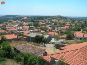 Lefkimi köyünün panoramik manzarası.