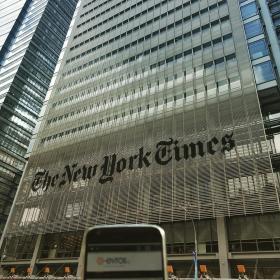 Τα χαιρετίσματα και την αγάπη του μας στέλνει ο φίλος Ντίνος από την Νέα Υόρκη και το καινούργιο κτίριο γραφείων της εφημερίδας «The New York Times», που σχεδίασε ο ιταλός αρχιτέκτονας Ρέντσο Πιάνο.