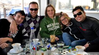 Όμορφες παρουσίες και χαμόγελα στο ΝΟΑ Cafe, στο λιμάνι.