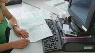 ΥΠΟΙΚ: 100.000 αιτήσεις σε 24 ώρες για το κοινωνικό μέρισμα.