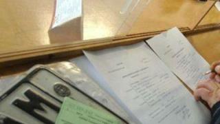 Επιστροφή πινακίδων και αδειών οδήγησης και κυκλοφορίας λόγω Πάσχα.