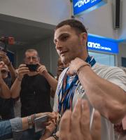 Θερμή υποδοχή Μιχαλεντζάκη - Καρυπίδη στο αεροδρόμιο - Αποθέωσαν το "χρυσό δελφίνι" στις Φέρες (video & photo)