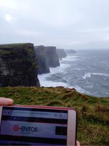 Σε ένα από τα πιο εντυπωσιακά αξιοθέατα της Ιρλανδίας βρέθηκαν ο Αλέξανδρος και η Αγγελική και μας έστειλαν την αγάπης τους με μια φωτογραφία από τους βράχους του Μόχερ!