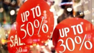 Ξεκινούν οι χειμερινές εκπτώσεις: Ποιες Κυριακές θα είναι ανοιχτά τα καταστήματα