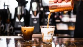 "Φαρμάκι" ο καφές: Πόσο θα αυξηθεί η τιμή του στις καφετέριες λόγω των ανατιμήσεων 