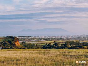 Semadirek adasının fonunda Dedeağaç'ın kuzeyi