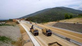 Κίνδυνος 'διάλυσης' της σύμβασης για το δρόμο Μάνδρα-Ψαθάδες.