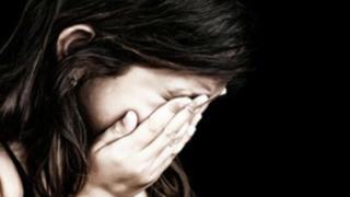 4χρονο κοριτσάκι βρέθηκε να κλαίει πάνω από το νεκρό πατέρα του.