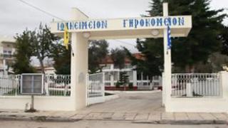 Μαζική «εκκένωση» στα γηροκομεία για τη... σύνταξη του παππού και της γιαγιάς.