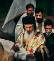 Η απόκαθήλωση του σταυρού από τον Μητροπολίτη Αλεξανδρούπολης στο Αετοχώρι