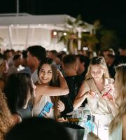 Μαγική βραδιά με τον ONEMANSHOW στο rooftop του NOA!