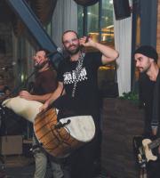 Κανείς δεν έμεινε ακίνητος στο πάρτυ που έστησαν οι Θραξ Πανκc και ο ΣΥΜΑ στο Theatro