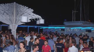 Νύχτες μαγικές και ονειρεμένες στην ταράτσα του Yacht club, στο λιμάνι