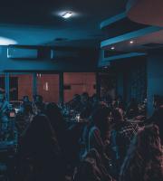 Μάγεψε με τη φωνή του τους θαμώνες του "El Mundo" ο Χρήστος Κεραμάρης