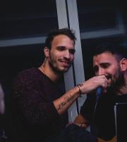 Μάγεψε με τη φωνή του τους θαμώνες του "El Mundo" ο Χρήστος Κεραμάρης