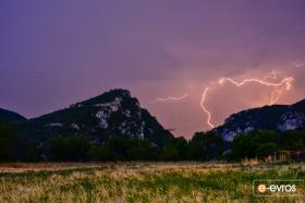 Avanta dağlarında yıldırım hareket halinde