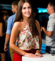 Πήραμε μια νυχτερινή ανάσα δροσιάς και... διασκέδασης στην πιο hot ταράτσα της πόλης, στο Yacht club