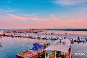 "Στο λιμανάκι της Μάκρης, με θέα τη μαγευτική Σαμοθράκη".