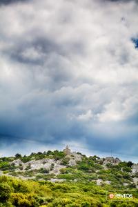 Η θέα προς τον Προφήτη Ηλία, σου κόβει την ανάσα.