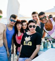 Άνοιξε το Reina Beach Bar με σούπερ Big Bang VIP Party.
