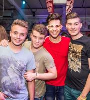 Ξέφρενο "One Night Stand" πάρτι στο Reina Club.