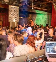 Ο γνωστός χαμός τη Παρασκευή στο Prive Club.