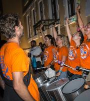 Τελετή έναρξης με τους Τροβαδούρους του Εθνικού με Θρακιώτικα και Ποντιακά συγκροτήματα επί της οδού Αίνου