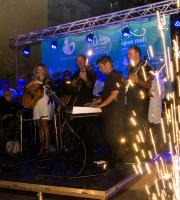 Τελετή έναρξης με τους Τροβαδούρους του Εθνικού με Θρακιώτικα και Ποντιακά συγκροτήματα επί της οδού Αίνου