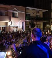 Τελετή έναρξης με τους Τροβαδούρους του Εθνικού με Θρακιώτικα και Ποντιακά συγκροτήματα επί της οδού Αίνου