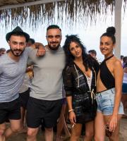 Yasu beach bar: Η νύχτα έγινε... μέρα με το δίδυμο φωτιά Junior Pappa & Antonio