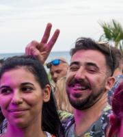 Yasu beach bar: Η νύχτα έγινε... μέρα με το δίδυμο φωτιά Junior Pappa & Antonio