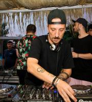 Yasu beach bar: Η νύχτα έγινε... μέρα με το δίδυμο φωτιά Junior Pappa & Antonio